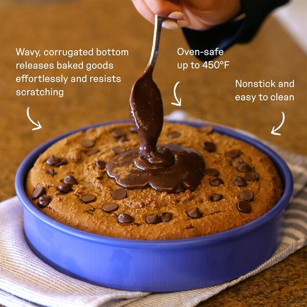 Great Jones Patty Cake (brocoli) | Moule à gâteau rond anti-adhésif de 22,9 cm | Acier aluminisé robuste | Revêtement à démoulage facile | Passe au four jusqu'à 232,2 °C | Répartition homogène de la