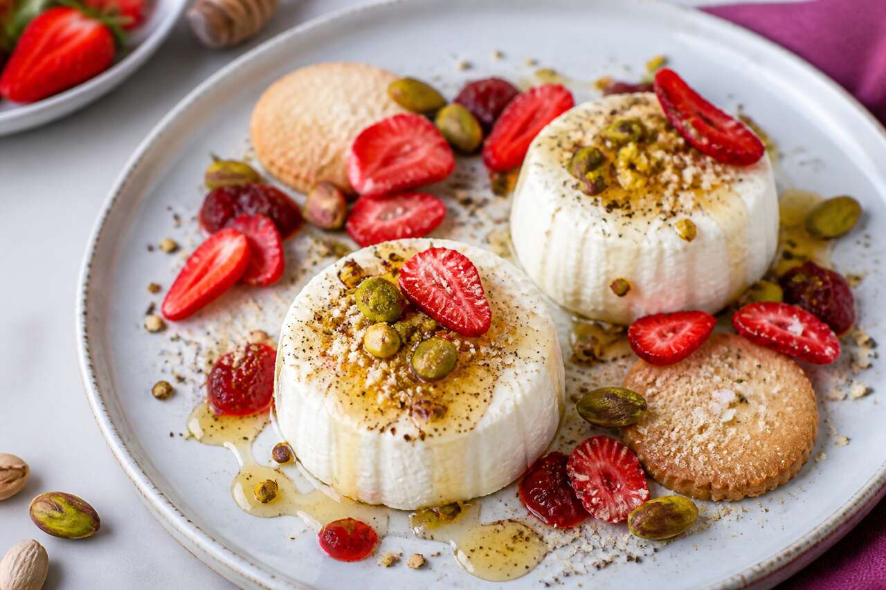 Petites faisselles de chèvre aux fraises et pistaches : délice sucré-salé
