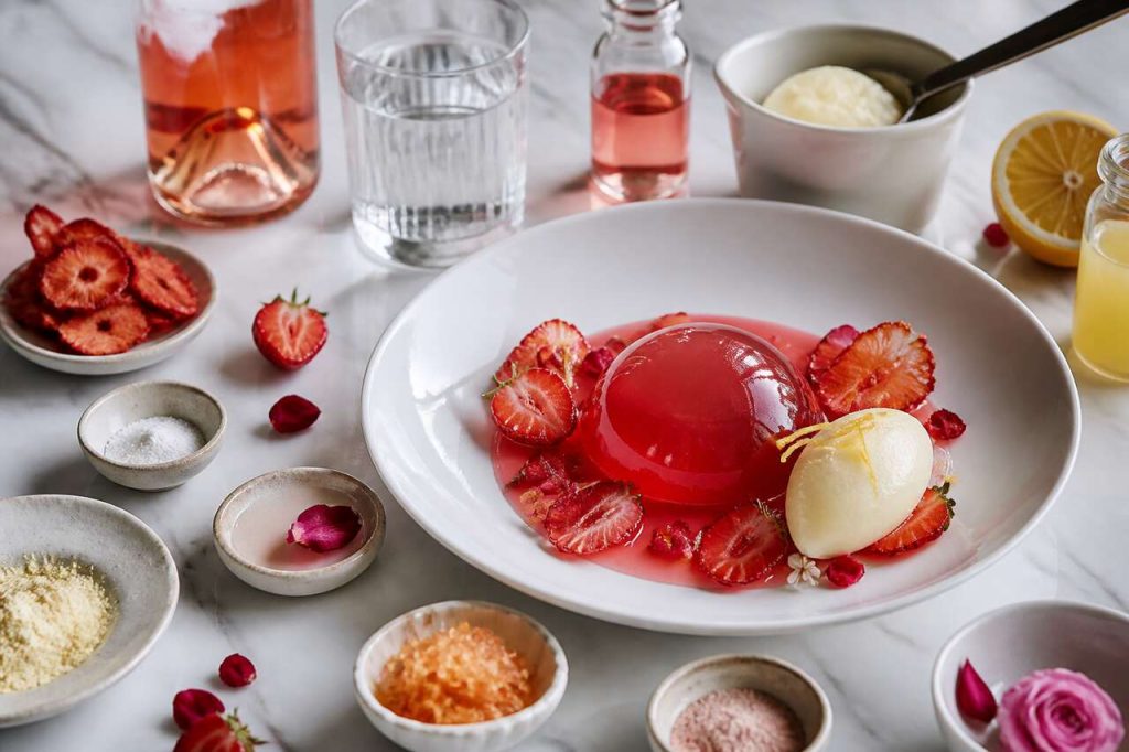 Nage de fraises, gelée au vin rosé et sorbet citron : recette gourmande