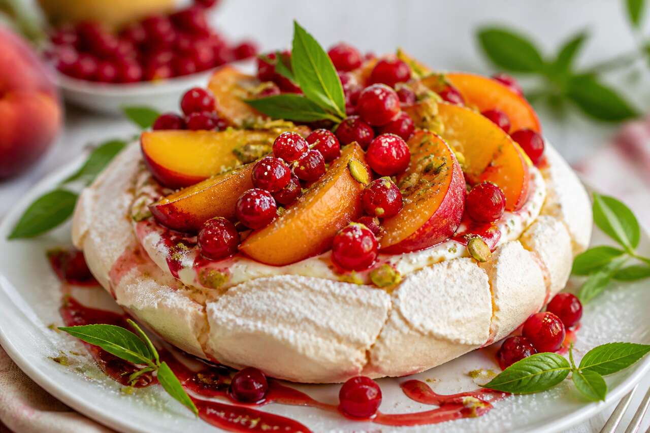 Recette de pavlova aux groseilles, pêches et verveine citronnelle