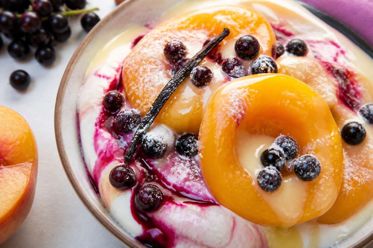 Glace aux pêches et coulis de cassis : la recette estivale facile